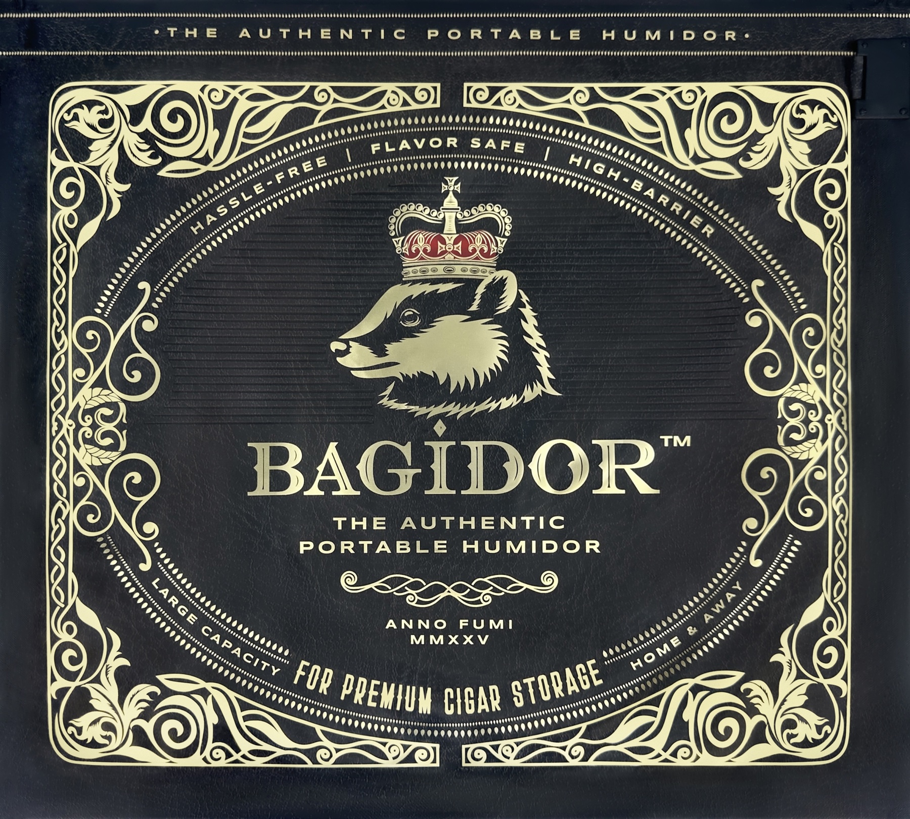 Front view of the BAGIDOR portable cigar humidor bag